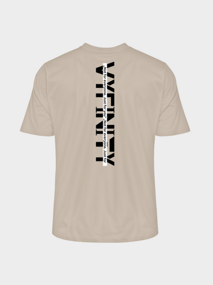 Vyfinity Oversize T-Shirt in Beige mit großem vertikalem Backprint. Schwarzer Vyfinity-Schriftzug mit Slogan „Not for everyone. Just for you.“ als markantes Streetwear-Detail.