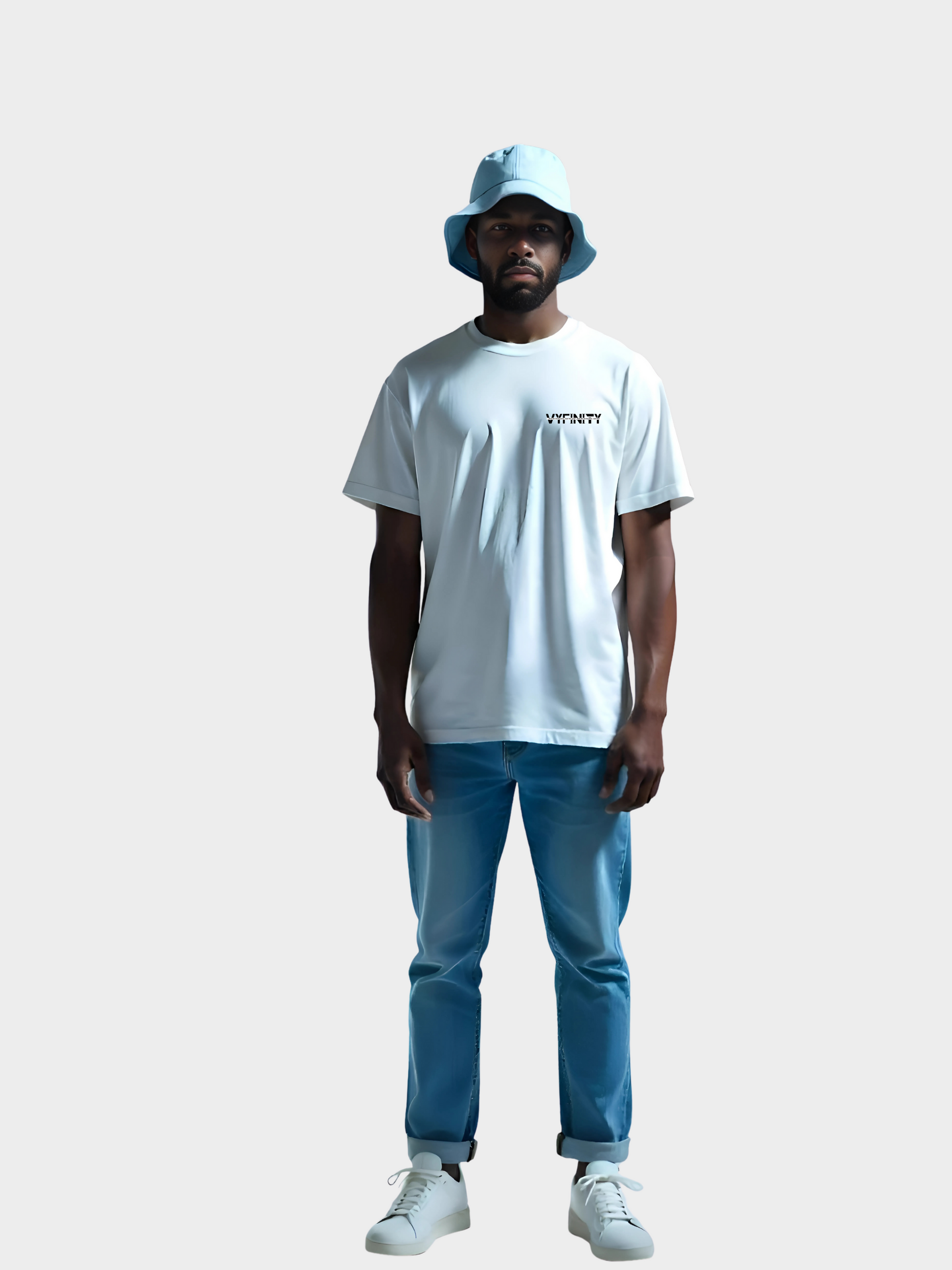Vyfinity Oversize T-Shirt in Weiß mit kleinem Logo-Print auf der Brust und großem vertikalen Backprint. Moderner Streetwear-Look, kombiniert mit blauer Jeans, weißen Sneakern und Bucket Hat in Hellblau.