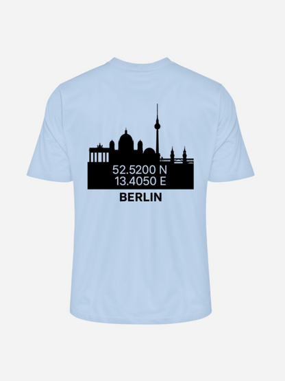 Vyfinity Berlin T-Shirt in Blue Soul mit großem schwarzen Berlin-Skyline-Rückenprint und Koordinaten