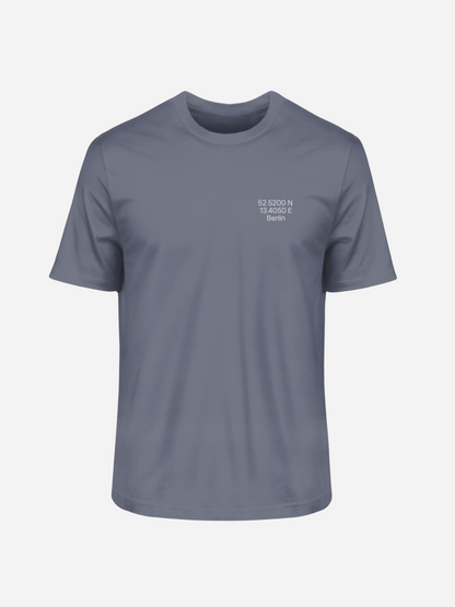 „Vyfinity Berlin T-Shirt in Dark Heather Blue mit kleinem Koordinaten-Frontprint auf der linken Brustseite, Herrenmodell“