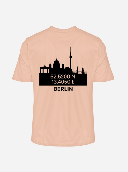 Vyfinity Berlin T-Shirt in Fraiche Peche mit großem schwarzen Berlin-Skyline-Rückenprint und Koordinaten