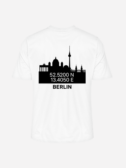 Vyfinity Berlin T-Shirt in Off White mit großem schwarzem Berlin-Skyline-Rückenprint und Koordinaten