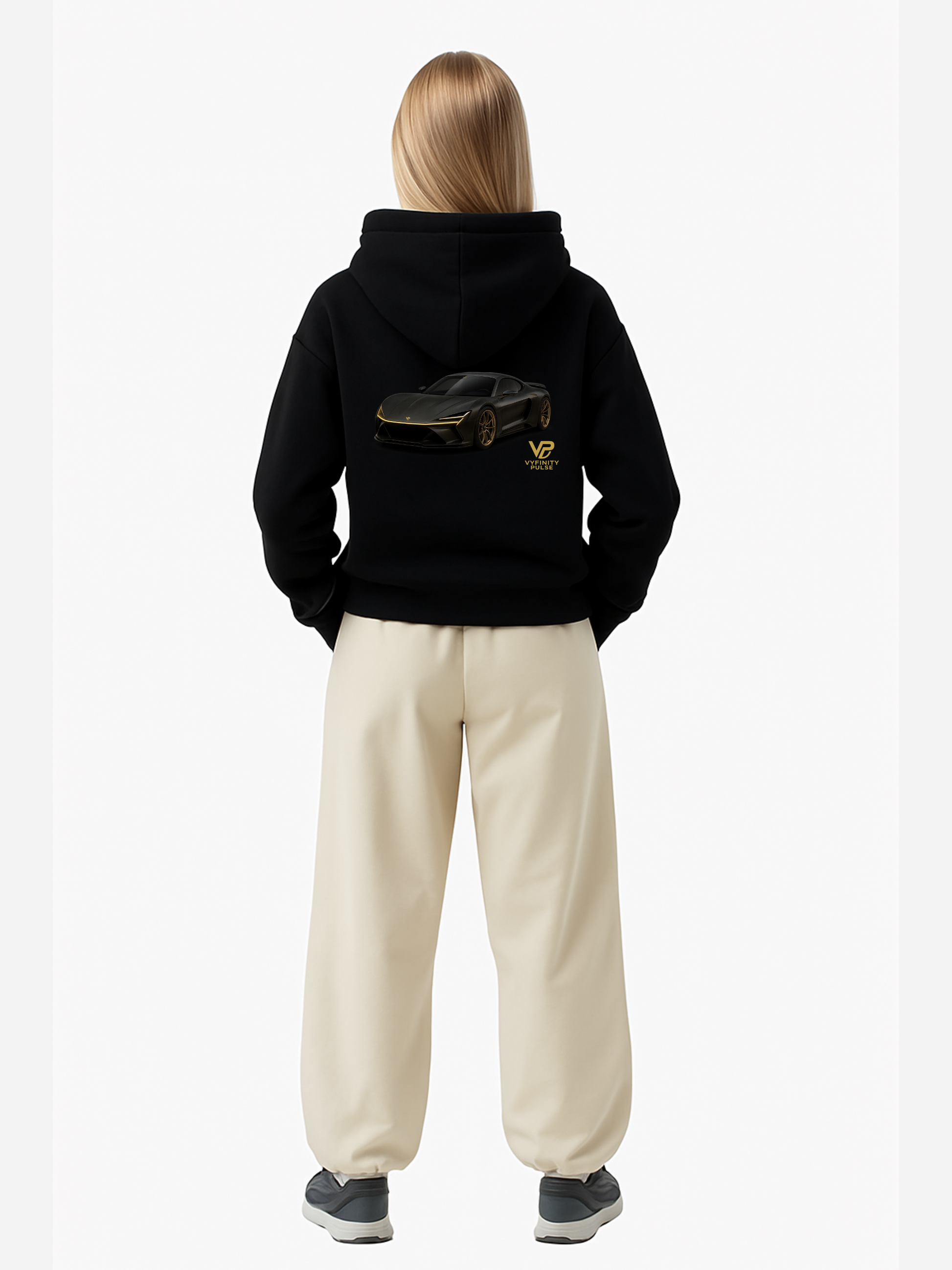 Vyfinity Car Hoodie in Schwarz mit edlem Sportwagen-Print in Gold-Schwarz auf dem Rücken, kombiniert mit VP-Logo – Unisex Premium Streetwear im Oversized-Look, Rückenansicht Ganzkörper