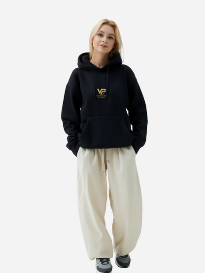 Vyfinity Car Hoodie in Schwarz mit goldfarbenem VP-Logo auf der Brust, gemütlicher Kängurutasche und Kapuze – Unisex Premium Streetwear im Oversized-Look, Ganzkörperansicht