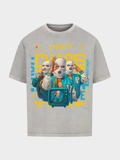 Vyfinity Chaos Trap T-Shirt in Grau, Vorderansicht. Urbanes Streetwear-Shirt mit drei maskierten Figuren, gelben CHAOS-Lettern und blauem Fernseher-Detail.