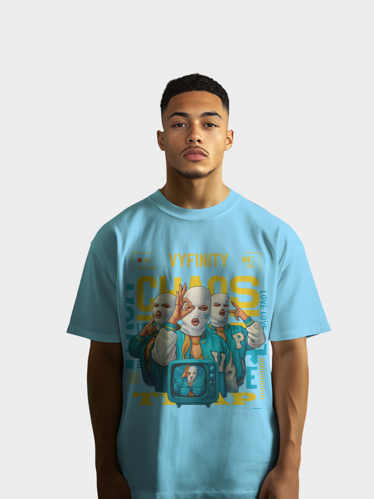Vyfinity Chaos Trap T-Shirt in Hellblau, getragen von einem Model. Frontdesign mit drei maskierten Figuren in Varsity-Jacken, einem TV-Screen-Motiv und gelbem Schriftzug „Chaos Trap“.