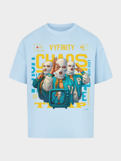 Vyfinity Chaos Trap T-Shirt in Himmelblau, Vorderansicht. Streetwear-Shirt mit auffälligem Frontprint: drei maskierte Figuren, gelber CHAOS-Schriftzug und Retro-TV-Detail in Blau.
