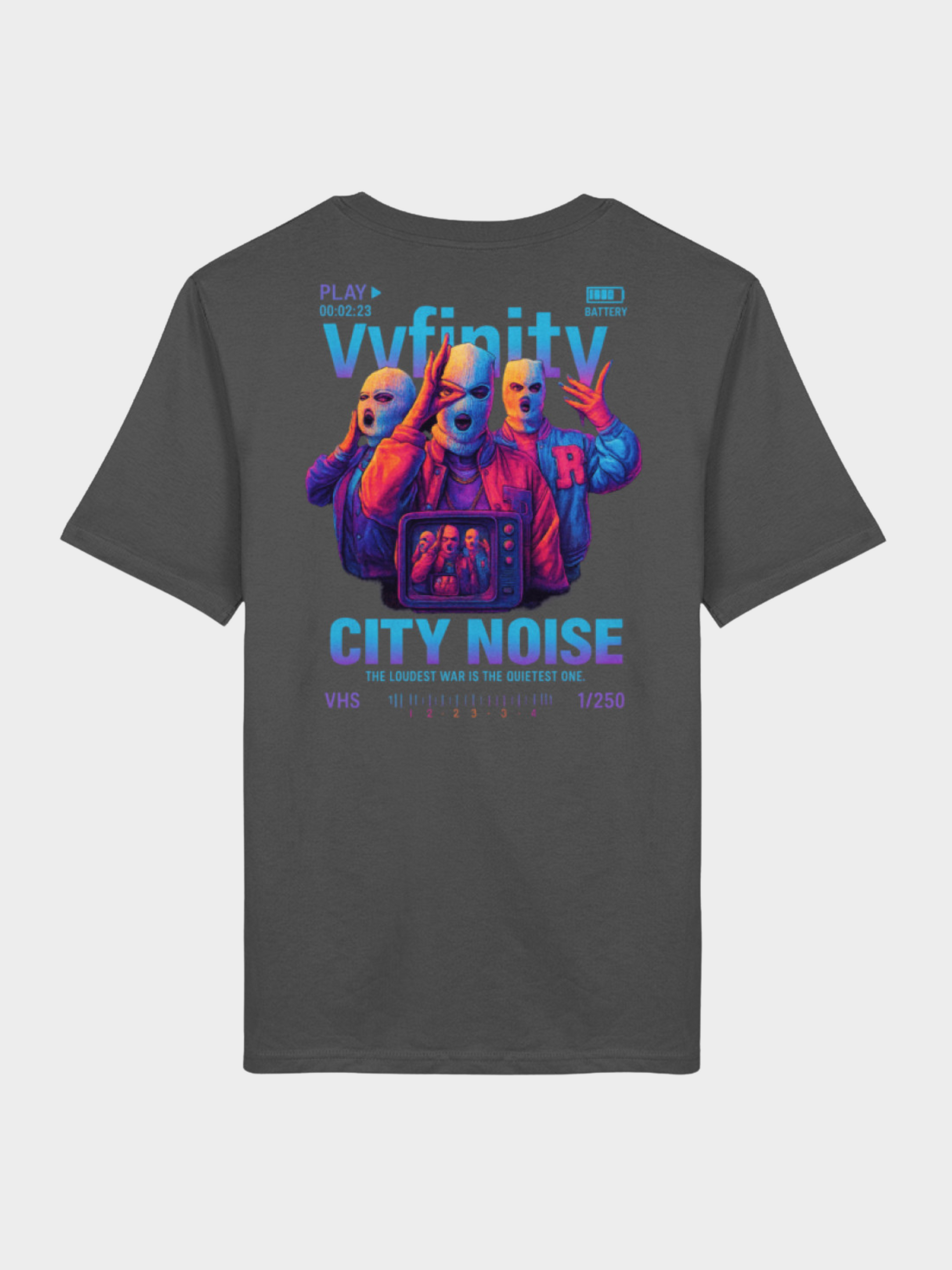 Vyfinity City Noise T-Shirt in Anthrazit, Rückseite mit großem farbigen Grafikdruck von drei maskierten Figuren und VHS-Elementen, Text City Noise in Blau-Pink.