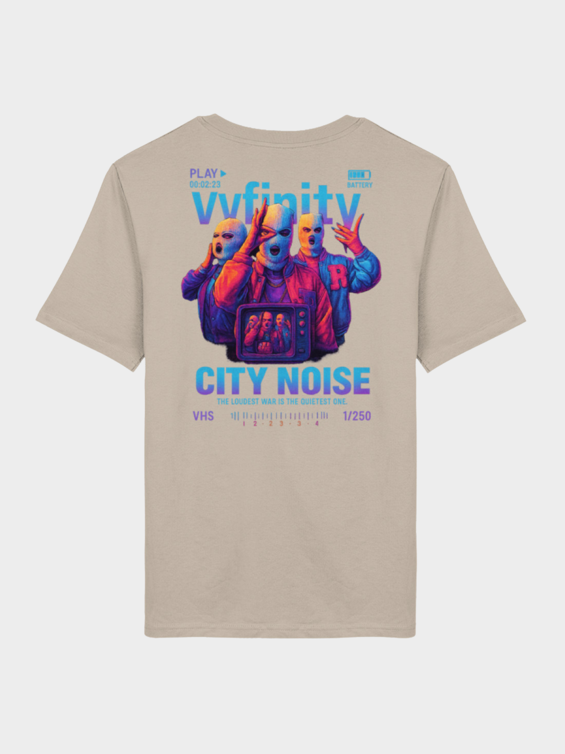 Vyfinity City Noise T-Shirt in Beige, Rückseite, mit großem buntem Graffiti-Print von maskierten Figuren und Retro-TV im VHS-Stil, Streetwear-Design.