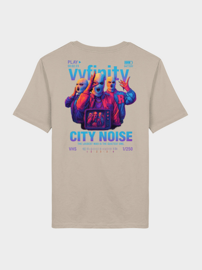 Vyfinity City Noise T-Shirt in Beige, Rückseite, mit großem buntem Graffiti-Print von maskierten Figuren und Retro-TV im VHS-Stil, Streetwear-Design.