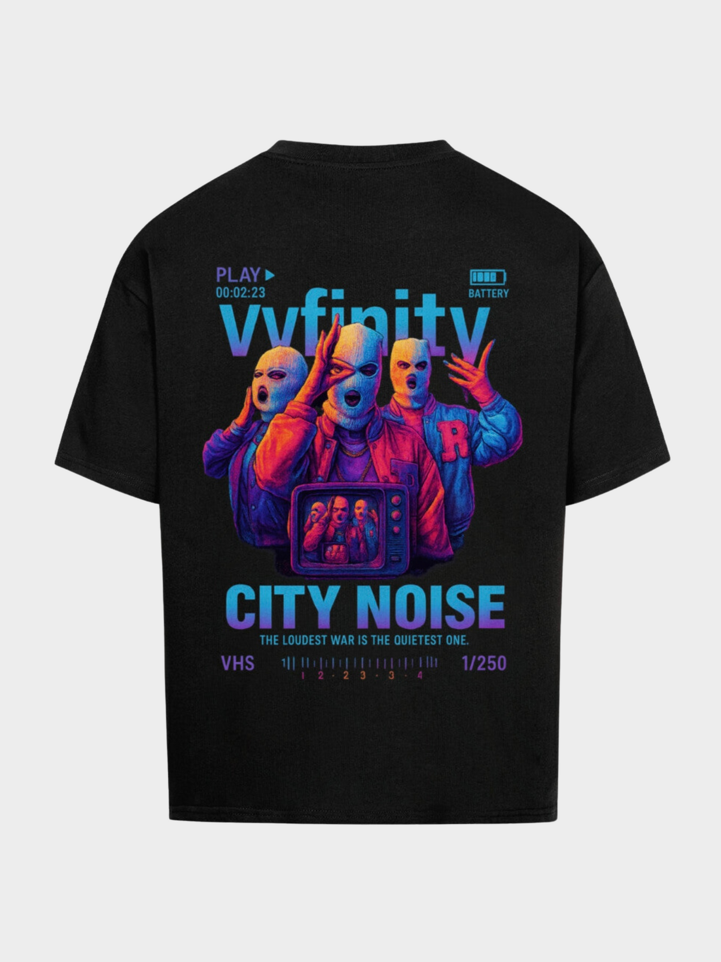 Vyfinity City Noise T-Shirt in Schwarz, Oversize Fit. Großer Backprint mit drei Neon-Figuren in Sturmhauben, altem TV-Gerät und leuchtendem Schriftzug „City Noise – The Loudest War is the Quietest One“. Limitierte Edition 1/250.