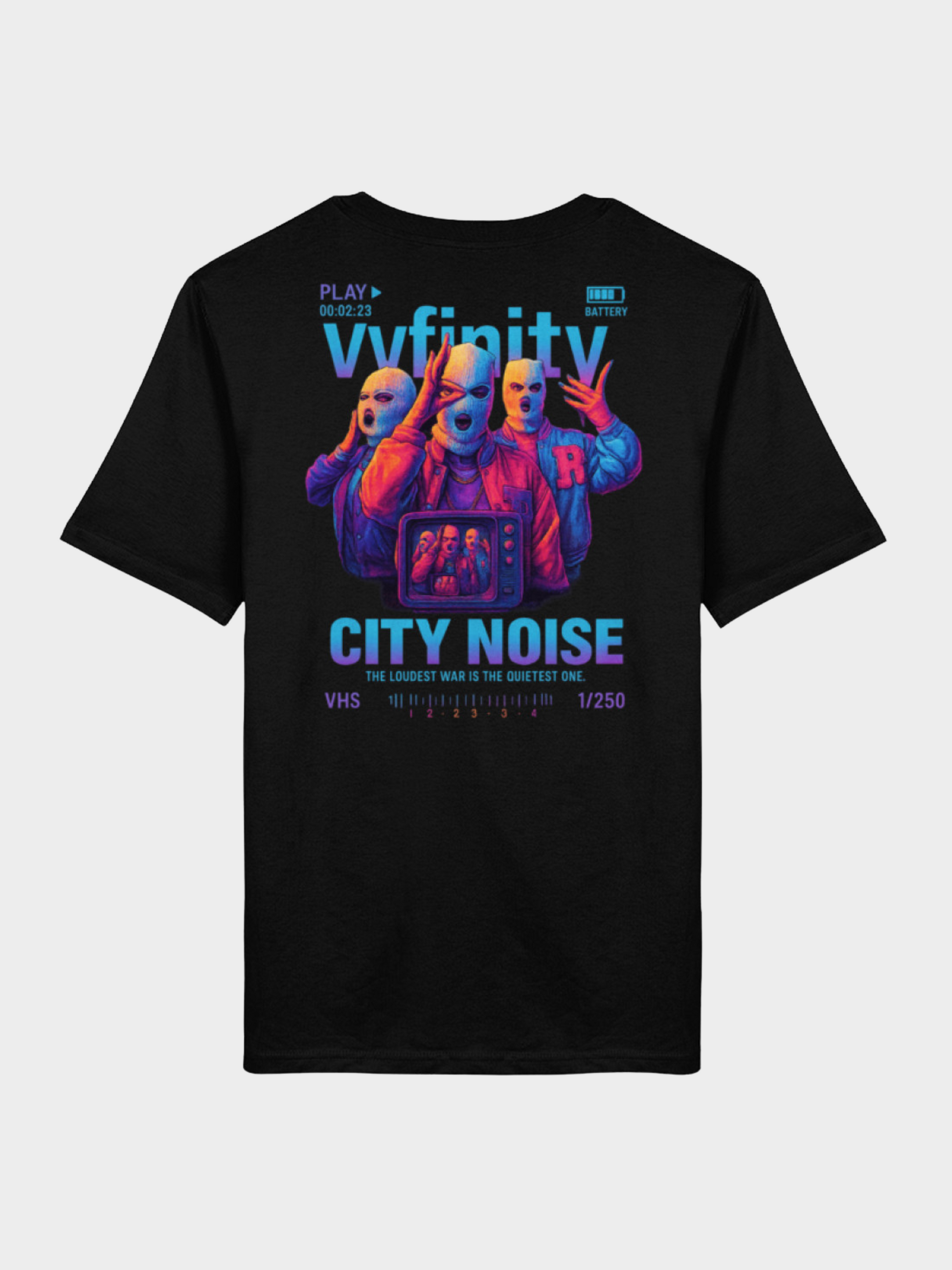Vyfinity City Noise T-Shirt in Schwarz, Rückseite mit großem Print: drei Figuren mit Sturmmaske in Neonfarben, VHS-Ästhetik mit Fernseher, Schriftzug „City Noise“ und Slogan „The loudest war is the quietest one“.