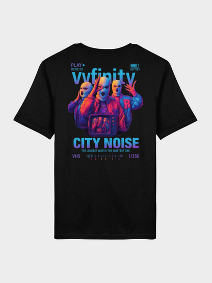 Vyfinity City Noise T-Shirt in Schwarz, Rückseite mit großem Print: drei Figuren mit Sturmmaske in Neonfarben, VHS-Ästhetik mit Fernseher, Schriftzug „City Noise“ und Slogan „The loudest war is the quietest one“.