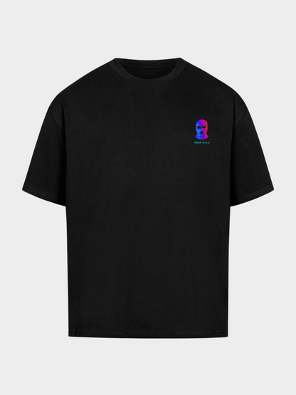 Vyfinity City Noise T-Shirt in Schwarz, Oversize Fit. Dezenter Frontprint mit bunter Neon-Balaklava und kleinem Schriftzug „Play 00:02:23“. Minimalistisches Urban Streetwear Design.