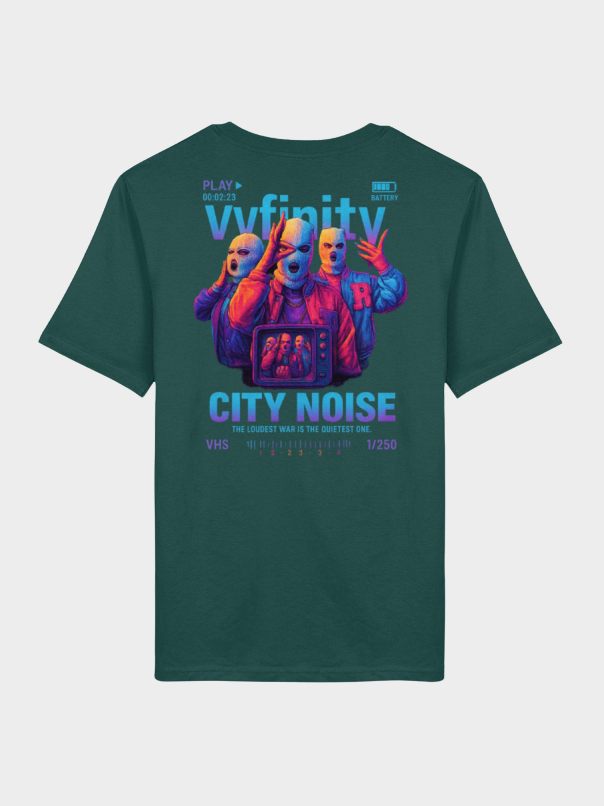Vyfinity City Noise T-Shirt in Dunkelgrün, Rückseite, mit großem bunten VHS-Design: drei maskierte Figuren vor einem Retro-Fernseher, Text „City Noise – The Loudest War is the Quietest One“.