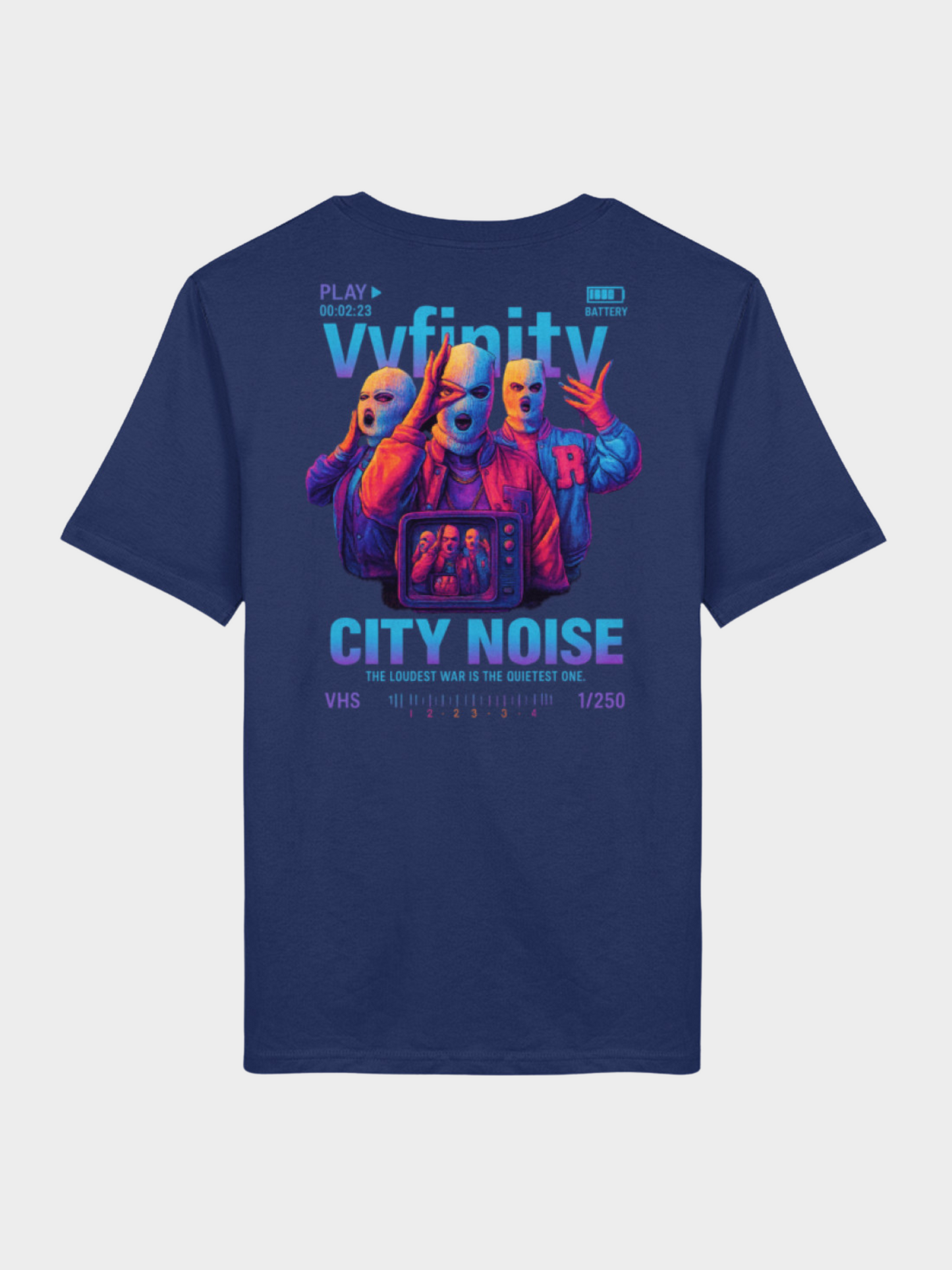 Vyfinity City Noise T-Shirt in Navy Blau, Rückseite mit großem Neon-Print: drei maskierte Figuren in Pink-Blau-Lila, VHS-Style mit TV-Screen, Schriftzug City Noise und limitierte Edition.