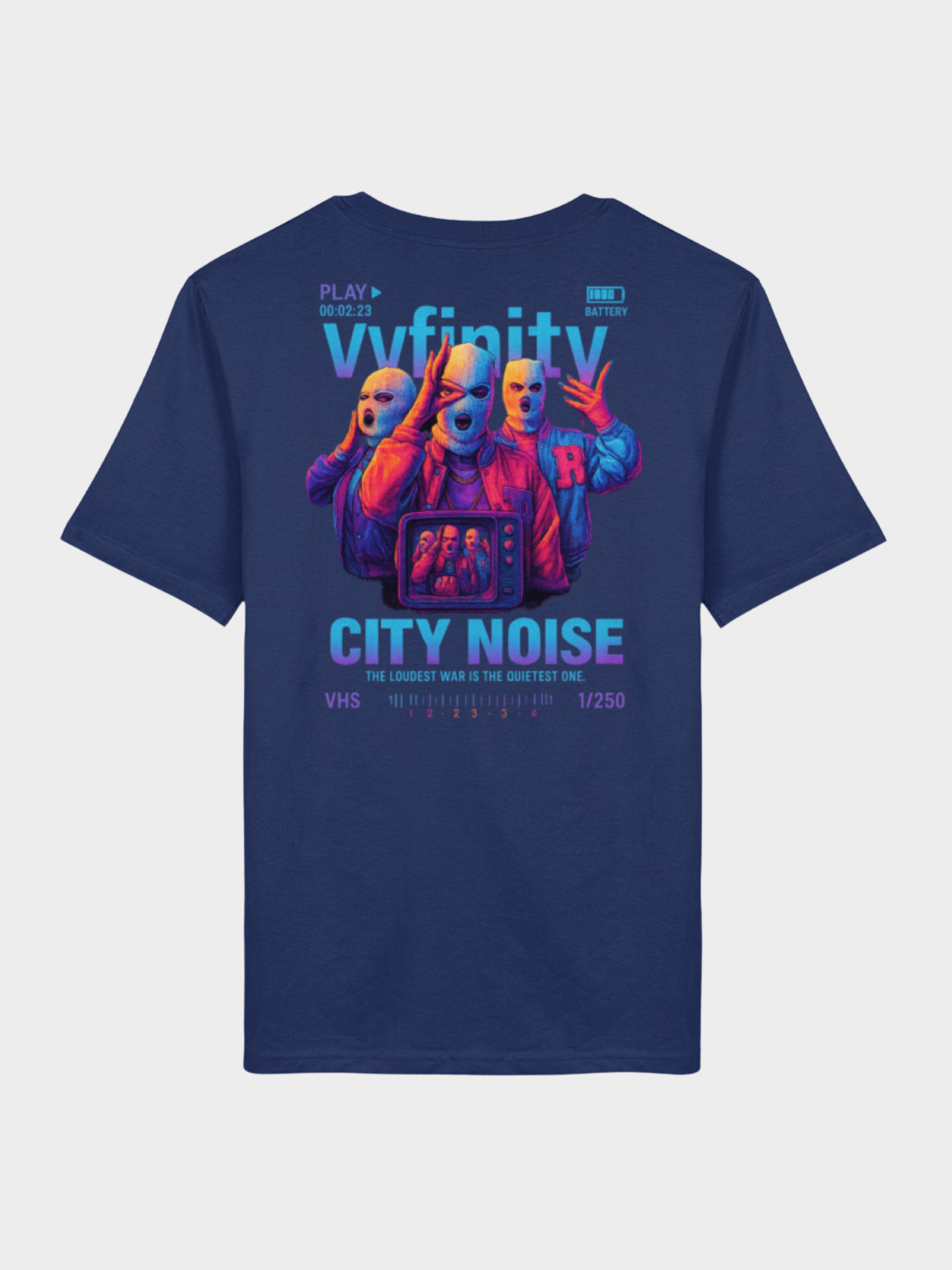 Vyfinity City Noise T-Shirt in Navy Blau, Rückseite mit großem Neon-Print: drei maskierte Figuren in Pink-Blau-Lila, VHS-Style mit TV-Screen, Schriftzug City Noise und limitierte Edition.