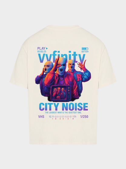 Vyfinity City Noise T-Shirt in Off-White, Oversize Fit. Auffälliger Backprint mit drei maskierten Figuren in Neonfarben, Retro-TV-Motiv und großem „City Noise“ Schriftzug.