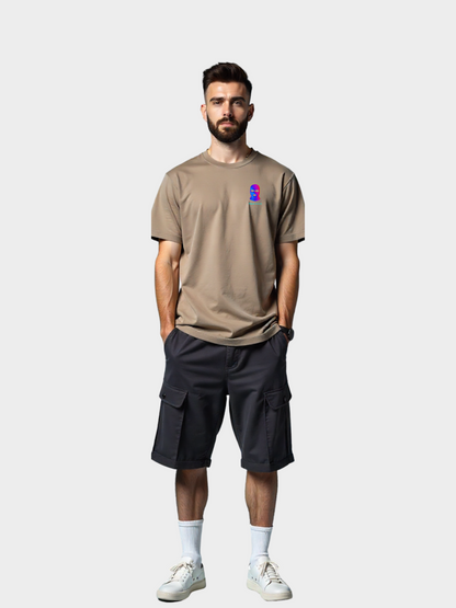 Vyfinity City Noise T-Shirt in Taupe Beige, getragen von Model, mit kleinem urbanem Brustprint in futuristischen Neonfarben, Streetwear Look.