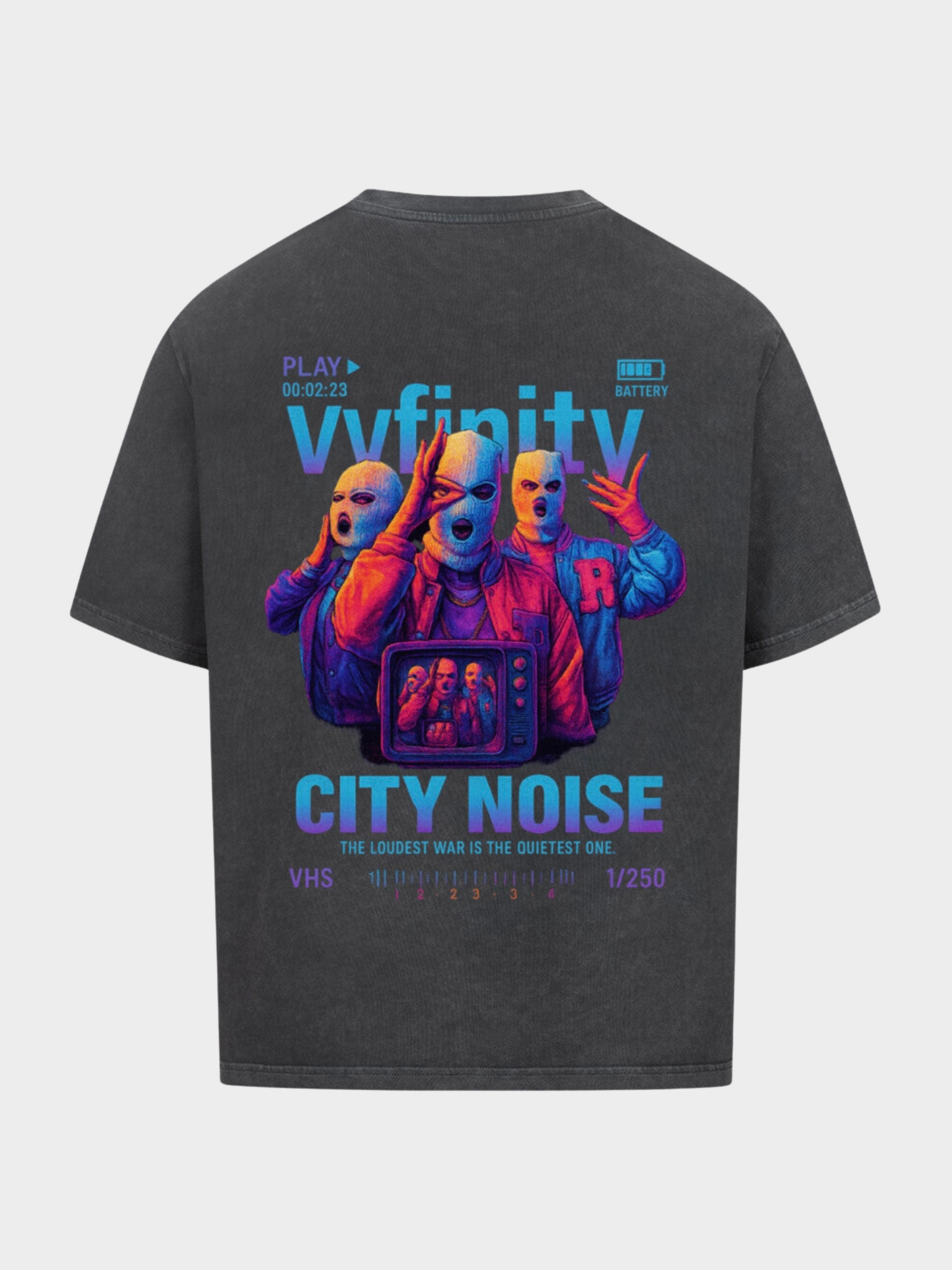 Vyfinity City Noise T-Shirt in Vintage Black, Oversize Fit, Rückansicht. Schwarzes Washed-Look Shirt mit großem City Noise Print in Neonfarben: drei maskierte Figuren vor einem Retro-TV, Schriftzug „Vyfinity City Noise“. Urban Streetwear mit Retro-VHS-Style.