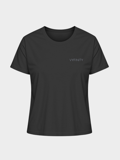 Vyfinity Classic T-Shirt in Schwarz, Vorderansicht mit kleinem Vyfinity Logo auf der Brust. Minimalistisches Damen Basic-Shirt für Streetwear, Freizeit und Casual Outfits.