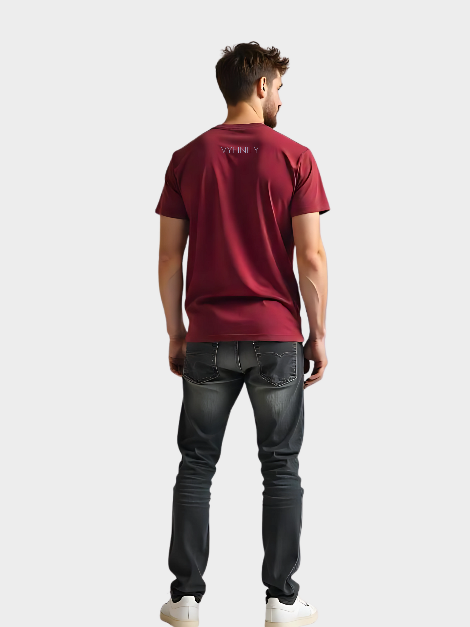 Männliches Model trägt Vyfinity Classic T-Shirt in Bordeaux, Ganzkörperansicht von hinten. Minimalistisches Streetwear Outfit mit Logo-Print im Nacken.