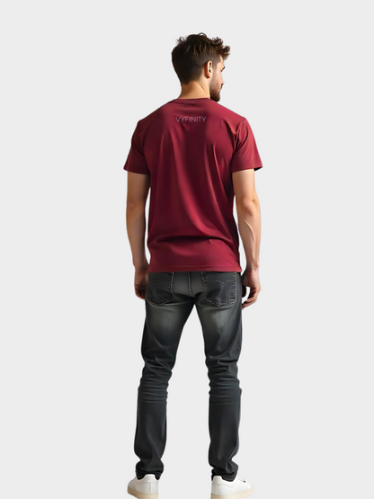 Männliches Model trägt Vyfinity Classic T-Shirt in Bordeaux, Ganzkörperansicht von hinten. Minimalistisches Streetwear Outfit mit Logo-Print im Nacken.