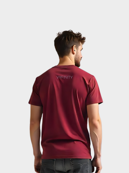 Männliches Model trägt Vyfinity Classic T-Shirt in Bordeaux, Rückansicht mit kleinem Vyfinity Logo im Nacken. Minimalistisches Streetwear Basic.