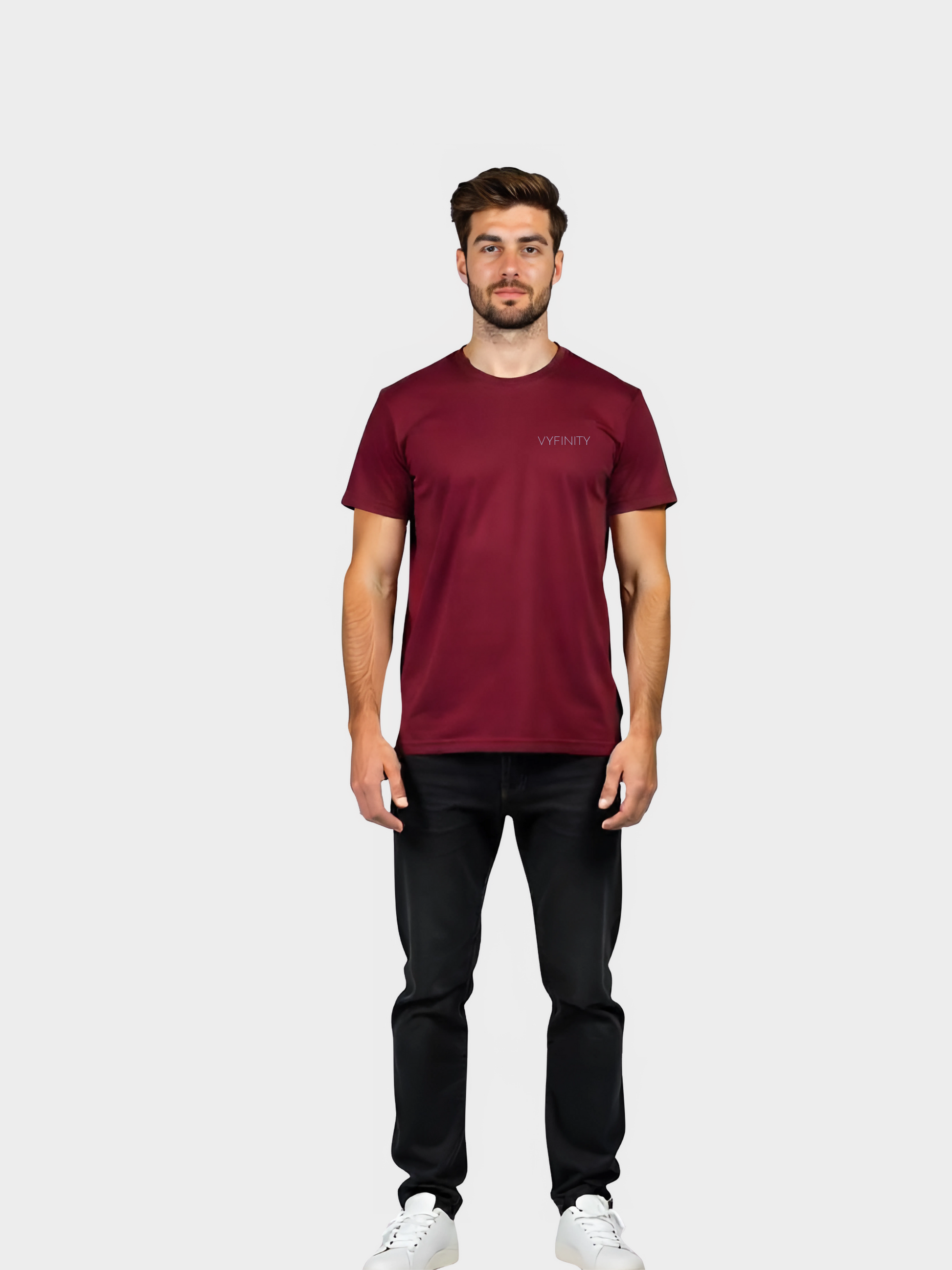 Männliches Model trägt Vyfinity Classic T-Shirt in Bordeaux, Ganzkörperansicht von vorne. Minimalistisches Streetwear Outfit mit Logo-Print auf der Brust.