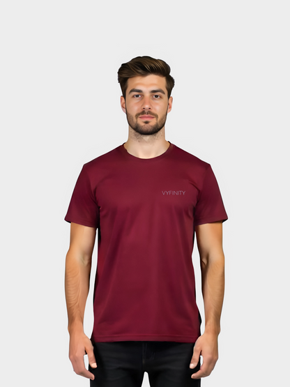 Männliches Model trägt Vyfinity Classic T-Shirt in Bordeaux, Frontansicht mit dezentem Vyfinity Logo auf der Brust. Moderner, minimalistischer Streetwear Style.