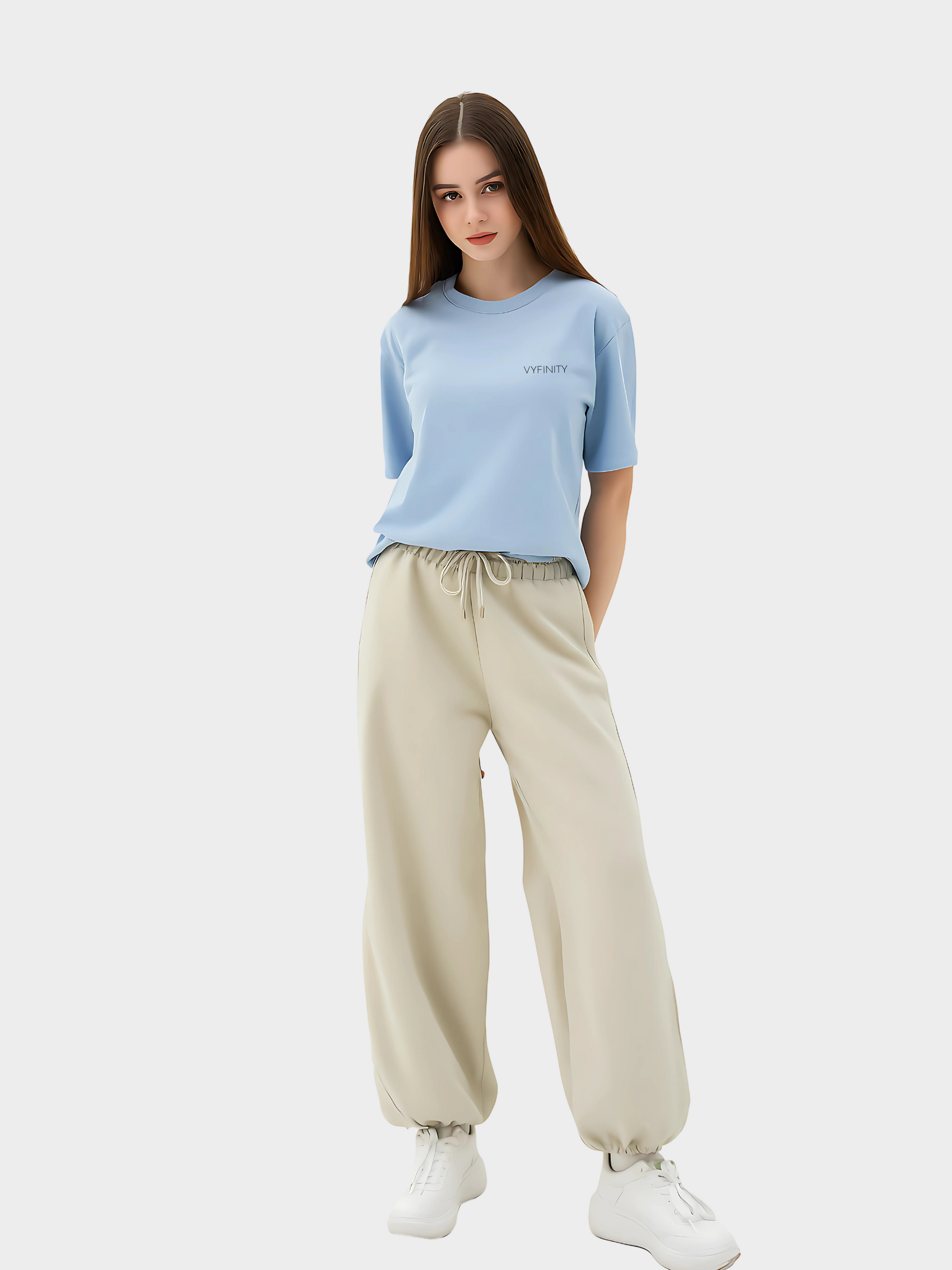 Model trägt das hellblaue Vyfinity Classic T-Shirt kombiniert mit beigefarbenen Jogginghosen und weißen Sneakern. Minimalistischer Streetwear Look, perfekt für Freizeit, Alltag und urbanen Style.