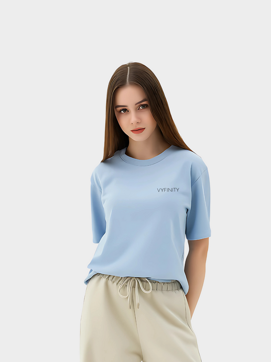Hellblaues Vyfinity Unisex T-Shirt mit kleinem Logo-Print auf der Brust. Minimalistisches Streetwear Design, perfekt kombinierbar mit Jeans, Shorts oder Jogginghose. Leicht, modern und vielseitig für Alltag und Freizeit.