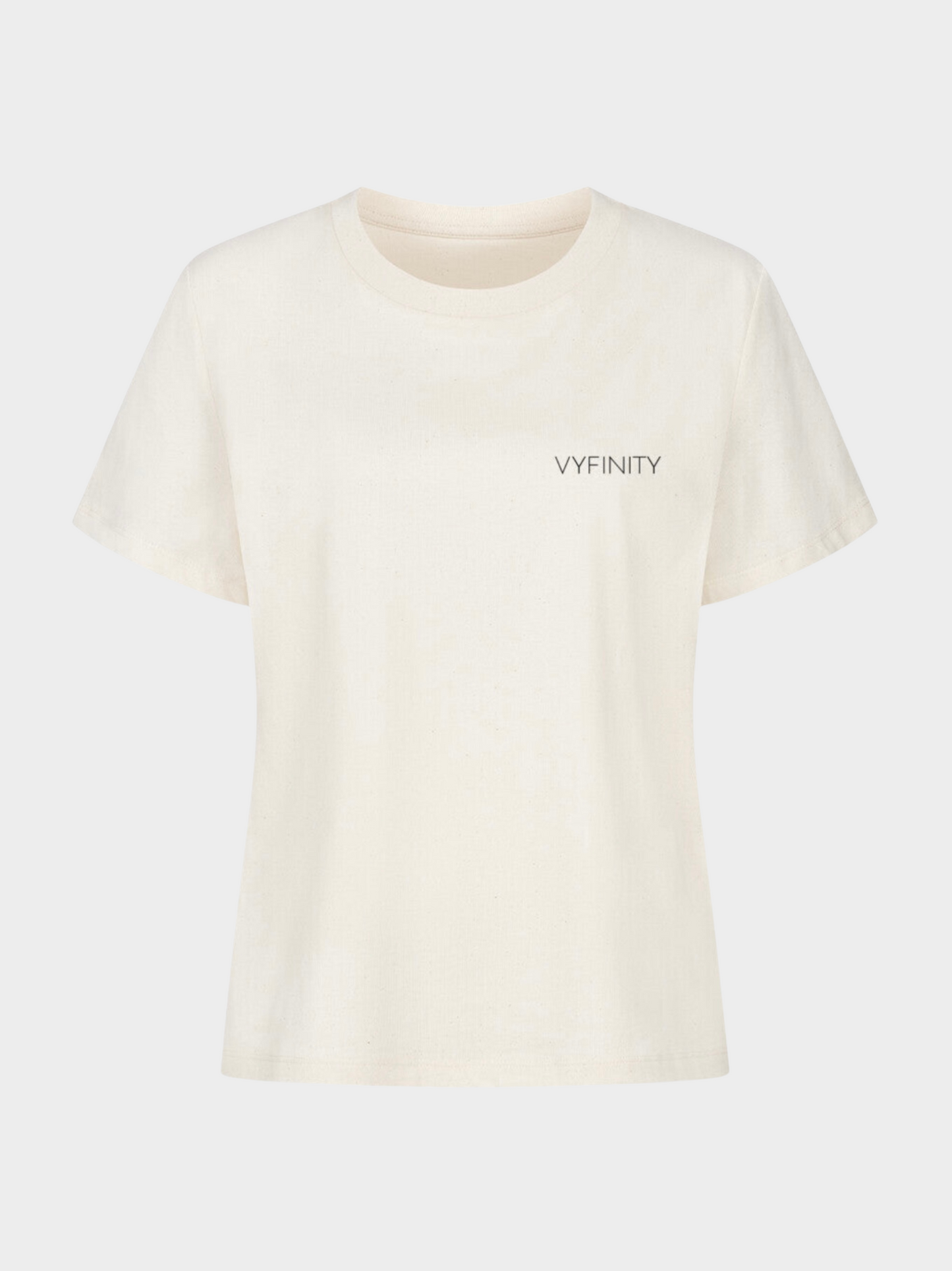 Vyfinity Classic T-Shirt in Naturweiß/Beige, Flat-Lay Ansicht. Schlichtes Design mit dezentem Vyfinity Logo auf der linken Brust, moderner Schnitt für zeitlosen Casual Streetwear Look.