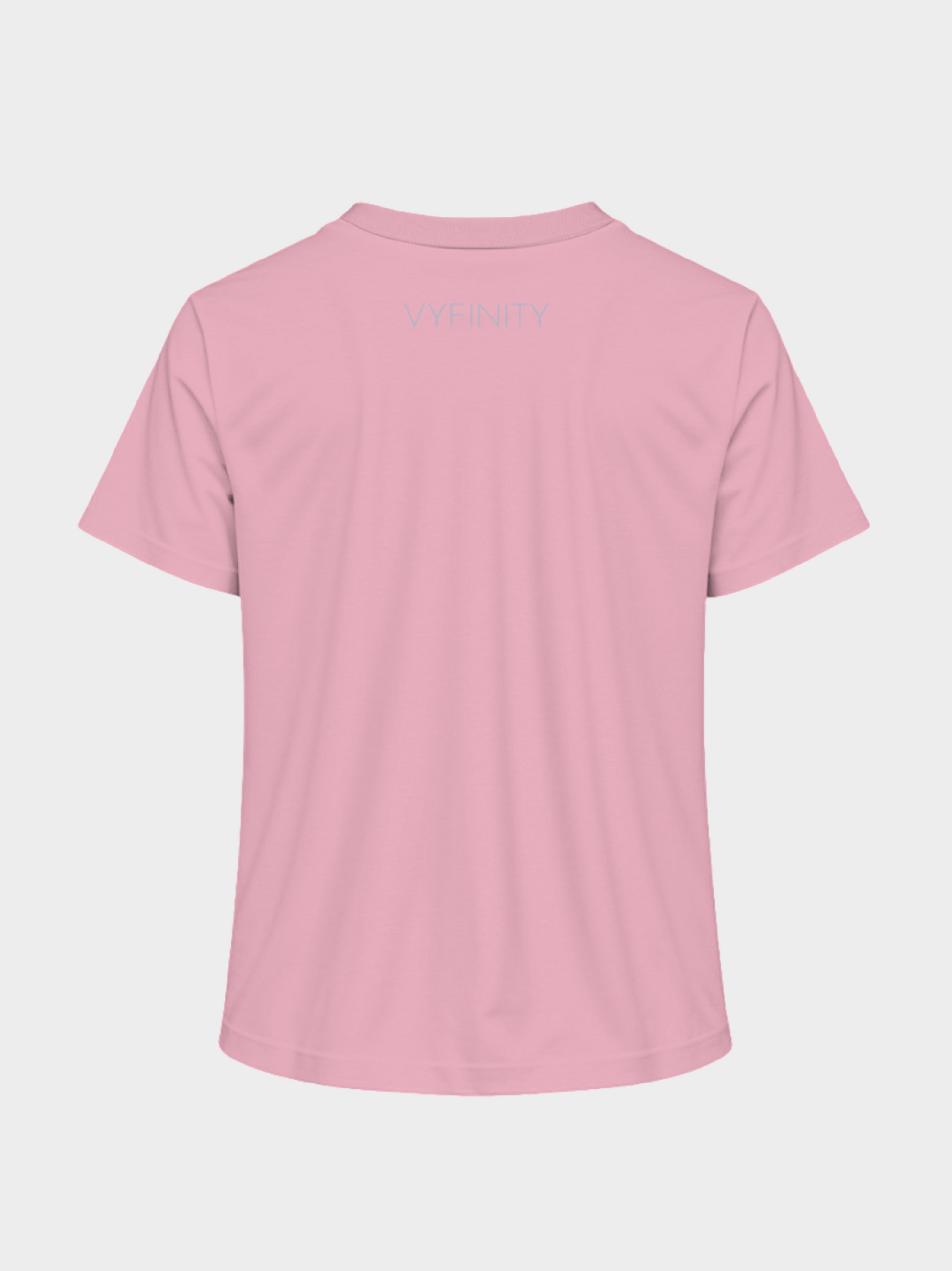 Vyfinity Classic T-Shirt in Rosa, Rückansicht mit feinem Logo im Nackenbereich. Minimalistisches Design für Damen, aus weicher Baumwolle, ideal für Streetwear und Casual Outfits.