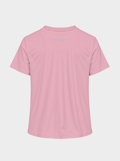 Vyfinity Classic T-Shirt in Rosa, Rückansicht mit feinem Logo im Nackenbereich. Minimalistisches Design für Damen, aus weicher Baumwolle, ideal für Streetwear und Casual Outfits.