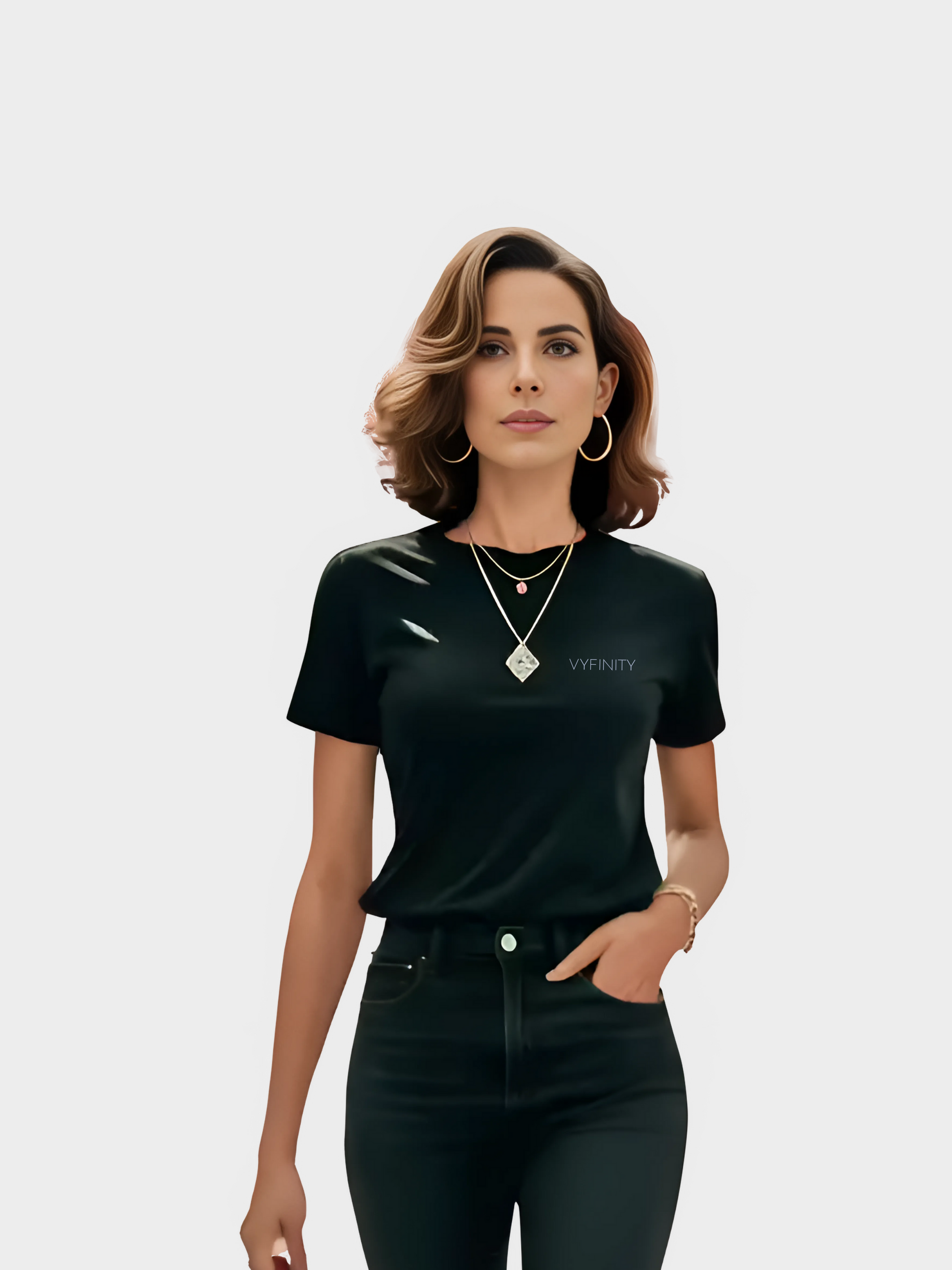 Vyfinity Classic T-Shirt in Schwarz, getragen von einem Model. Schlichtes Streetwear-Shirt mit dezentem Vyfinity Logo auf der linken Brust, kombiniert mit Schmuck und schwarzer Jeans für einen eleganten Look.