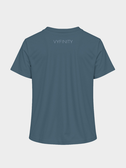 Vyfinity Classic T-Shirt in Steel Blue, Rückansicht mit kleinem Logo im Nackenbereich. Hochwertiges Damen Basic-Shirt aus Baumwolle, modernes Design für Streetwear und Casual Outfits.