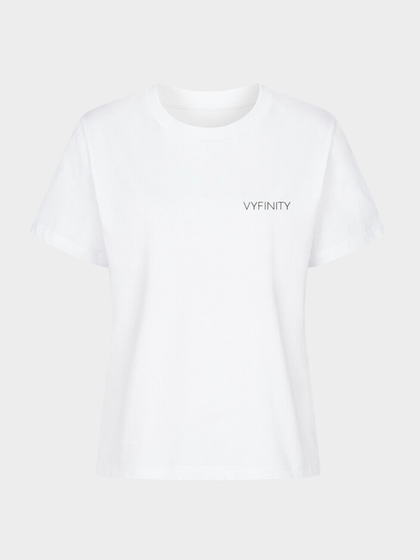 Weißes Vyfinity Classic T-Shirt in minimalistischer Flat-Lay Ansicht. Dezentes Vyfinity Logo auf der linken Brust, moderner Schnitt, vielseitig kombinierbar für Casual Streetwear Styles.