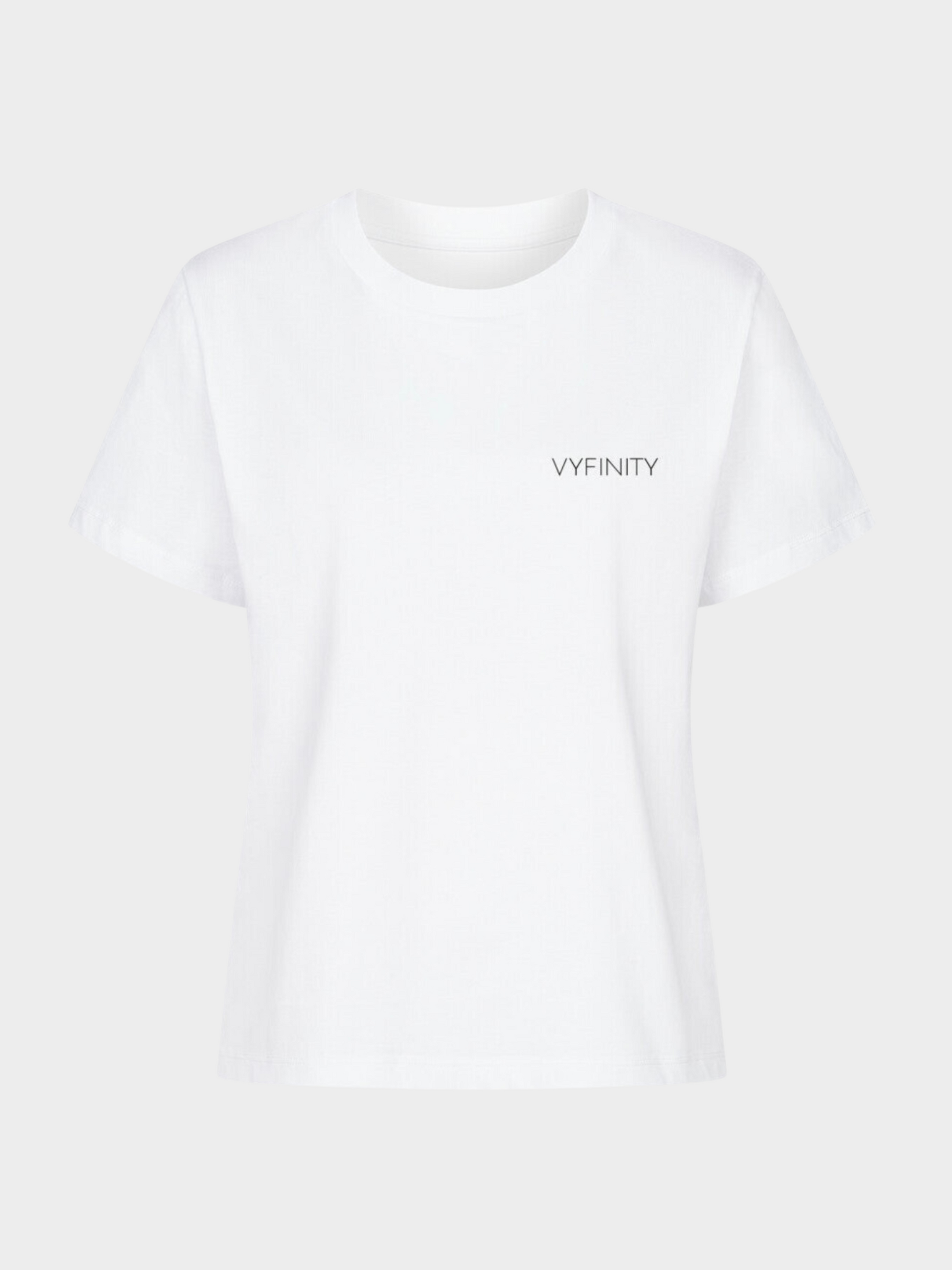 Weißes Vyfinity Classic T-Shirt in minimalistischer Flat-Lay Ansicht. Dezentes Vyfinity Logo auf der linken Brust, moderner Schnitt, vielseitig kombinierbar für Casual Streetwear Styles.