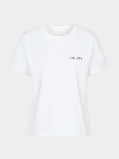 Weißes Vyfinity Classic T-Shirt in minimalistischer Flat-Lay Ansicht. Dezentes Vyfinity Logo auf der linken Brust, moderner Schnitt, vielseitig kombinierbar für Casual Streetwear Styles.