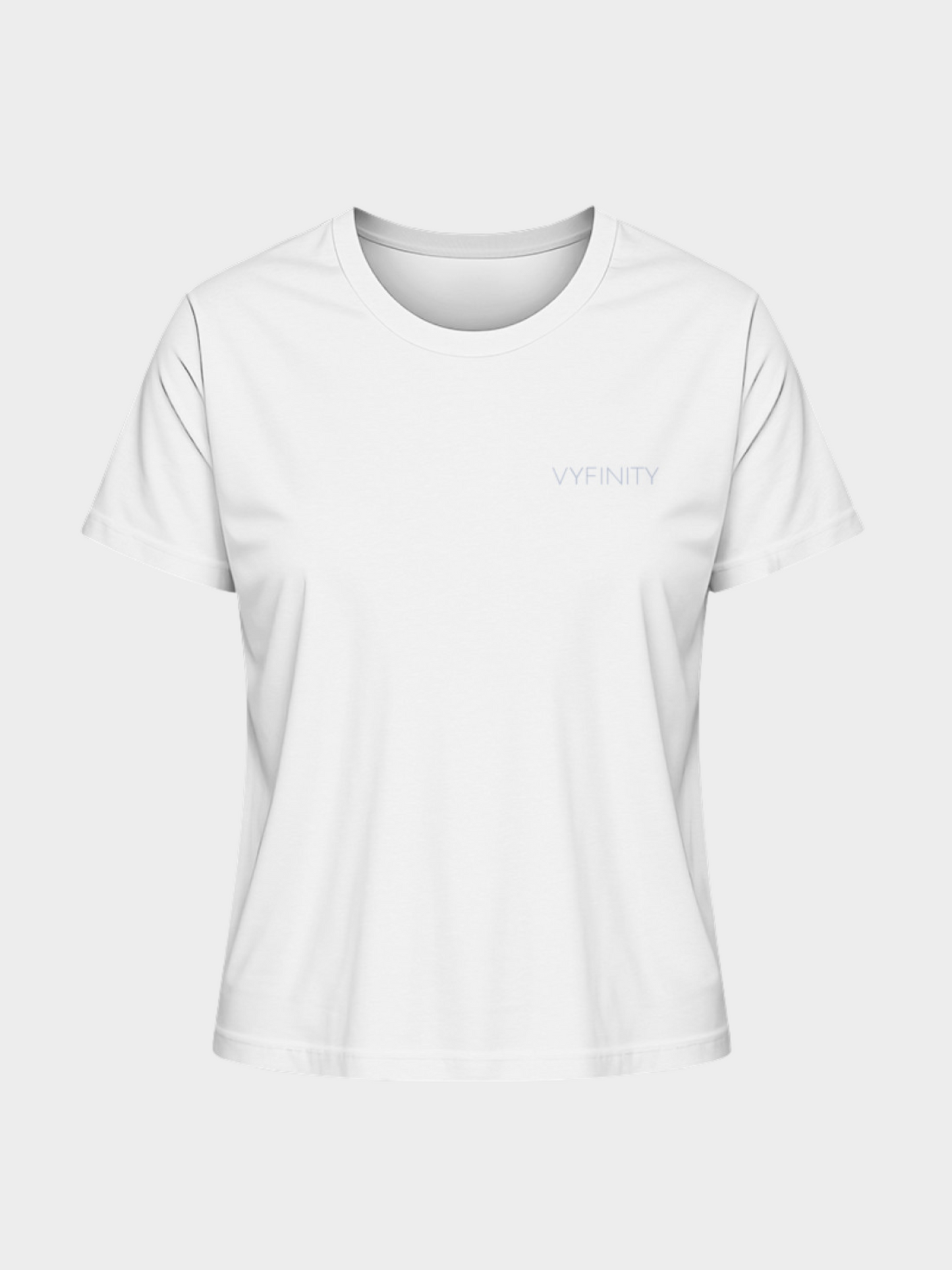 Vyfinity Classic T-Shirt in Weiß, Frontansicht mit dezentem Logo auf der linken Brust. Minimalistisches Damen Shirt aus weicher Baumwolle, ideal für Streetwear, Freizeit und Casual Outfits.