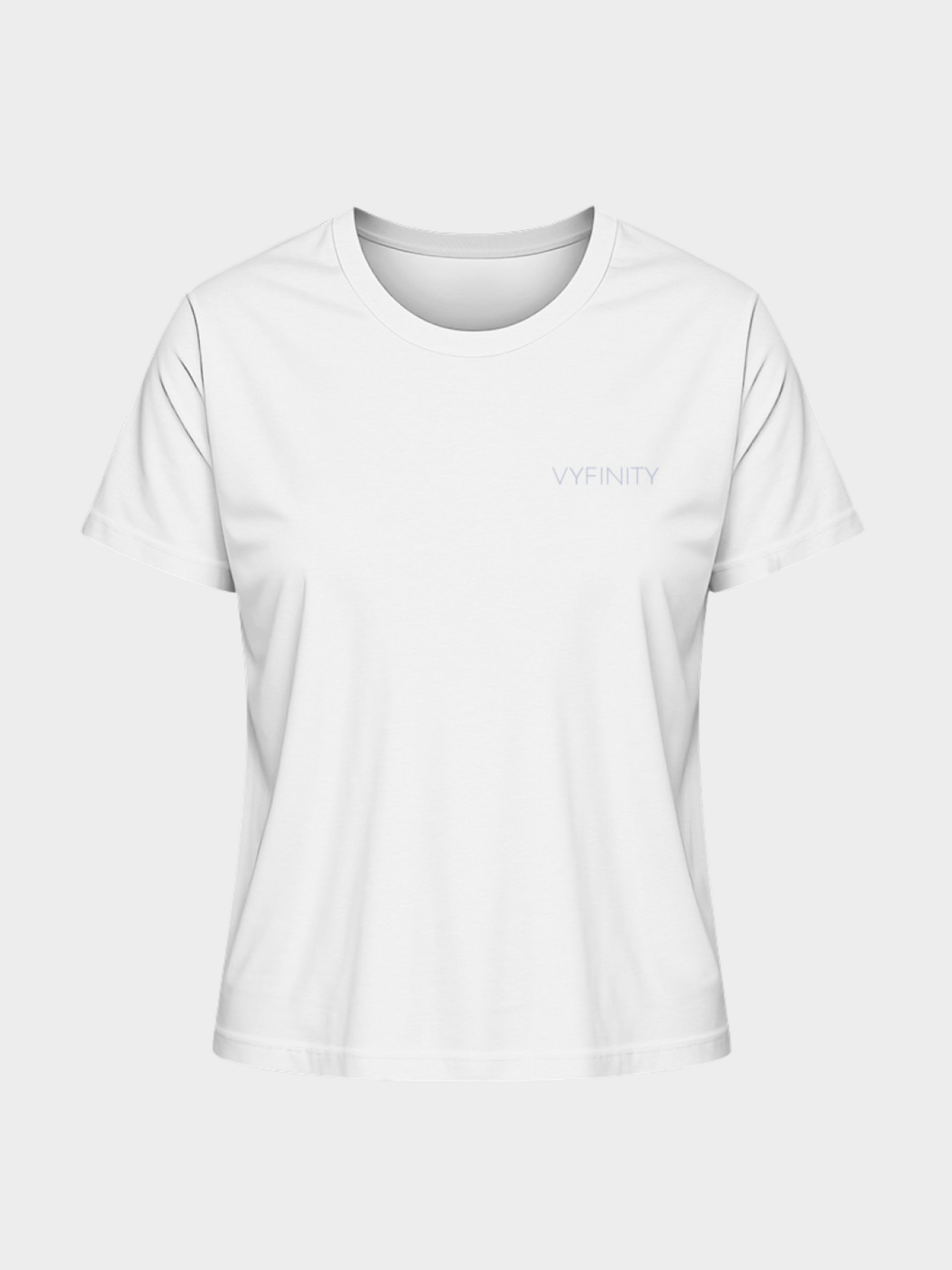 Vyfinity Classic T-Shirt in Weiß, Frontansicht mit dezentem Logo auf der linken Brust. Minimalistisches Damen Shirt aus weicher Baumwolle, ideal für Streetwear, Freizeit und Casual Outfits.