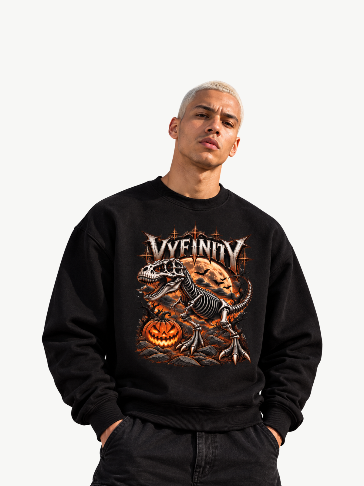 Schwarzes VYFINITY Halloween Sweatshirt mit Dinosaurierskelett, Kürbis und orangefarbenem Mond, getragen von einem männlichen Model.