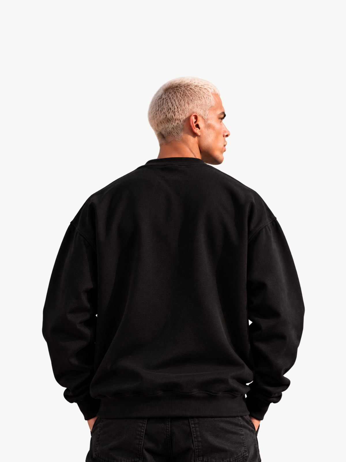 Männliches Model mit kurzen blondierten Haaren zeigt die unbedruckte Rückseite eines schwarzen VYFINITY Halloween Sweatshirts mit Rundhalsausschnitt und lockerer Passform.