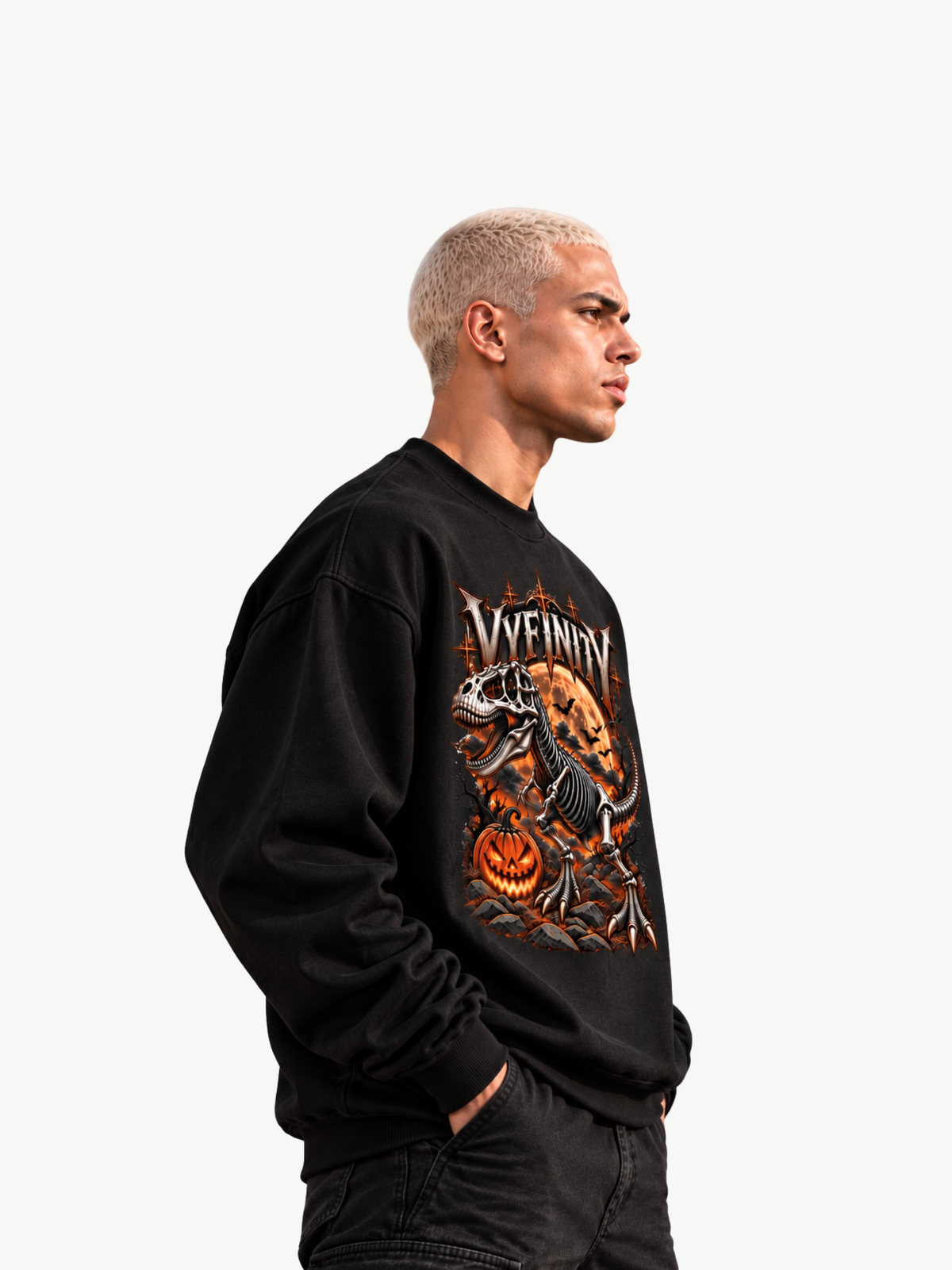 Männliches Model mit kurzen blondierten Haaren trägt ein schwarzes VYFINITY Halloween Sweatshirt mit Dinosaurierskelett, Kürbis und orangefarbenem Vollmond in seitlicher Ansicht.
