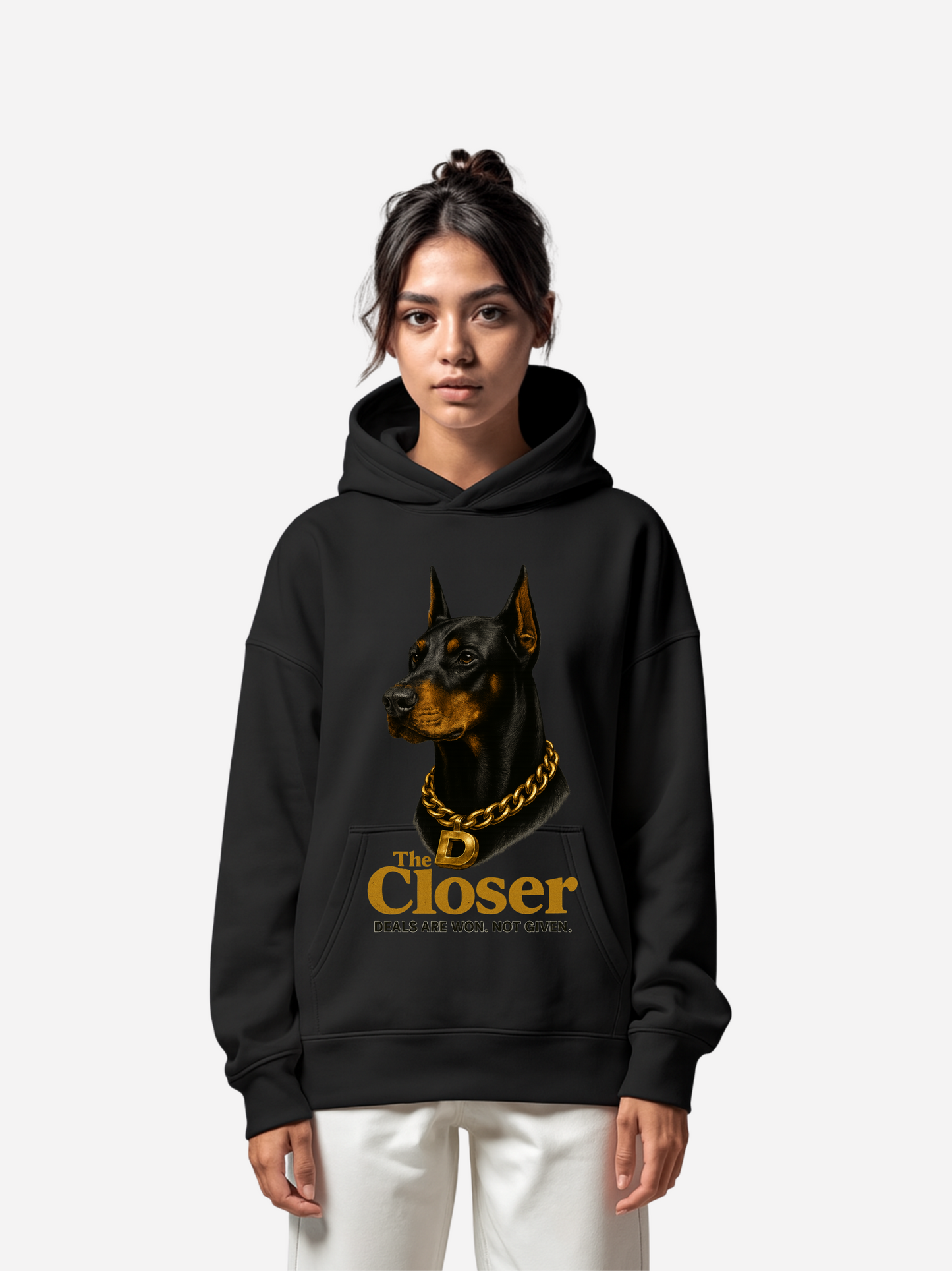Frau trägt schwarzen Vyfinity Hoodie „The Closer“ mit Dobermann-Print, goldener Schrift und Kette, Unisex Streetwear Look.