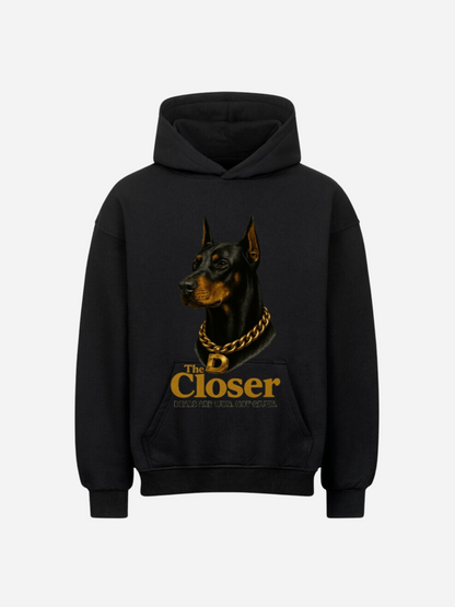 Schwarzer Vyfinity Hoodie „The Closer“ mit goldenem Dobermann-Motiv und Schriftzug „Deals are won, not given.“ auf der Vorderseite.