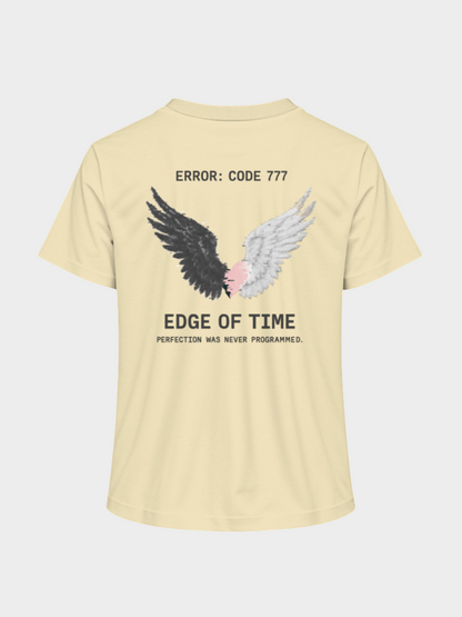Vyfinity Edge of Time T-Shirt in Beige, Rückseite. Engelsflügel-Design in Schwarz und Weiß mit rosa Herz, Schriftzug „Error: Code 777“ und Motto „Edge of Time – Perfection was never programmed“. Streetwear Oversize Style.