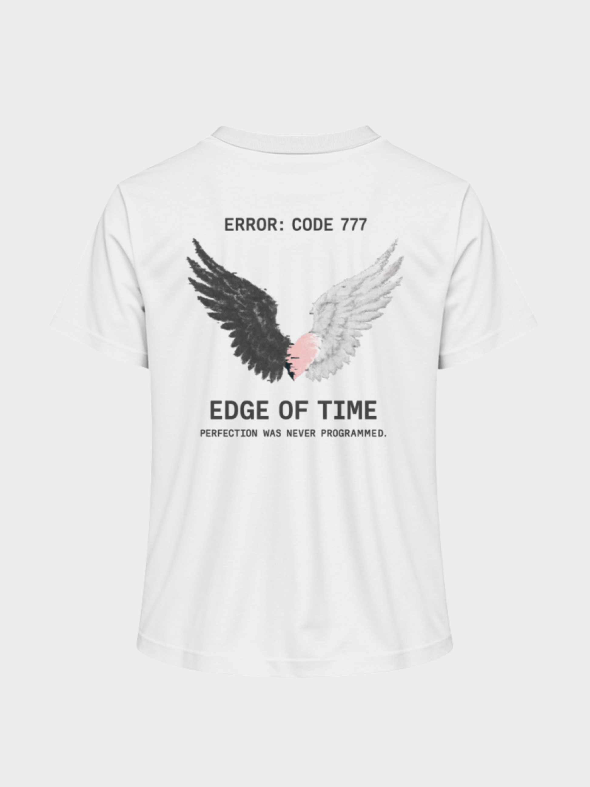 Vyfinity Edge of Time T-Shirt in Weiß, Rückseite. Engelsflügel-Design mit schwarzem und weißem Flügel, rosa Herz in der Mitte und Schriftzug „Error: Code 777 – Edge of Time – Perfection was never programmed“. Urban Streetwear für Damen.