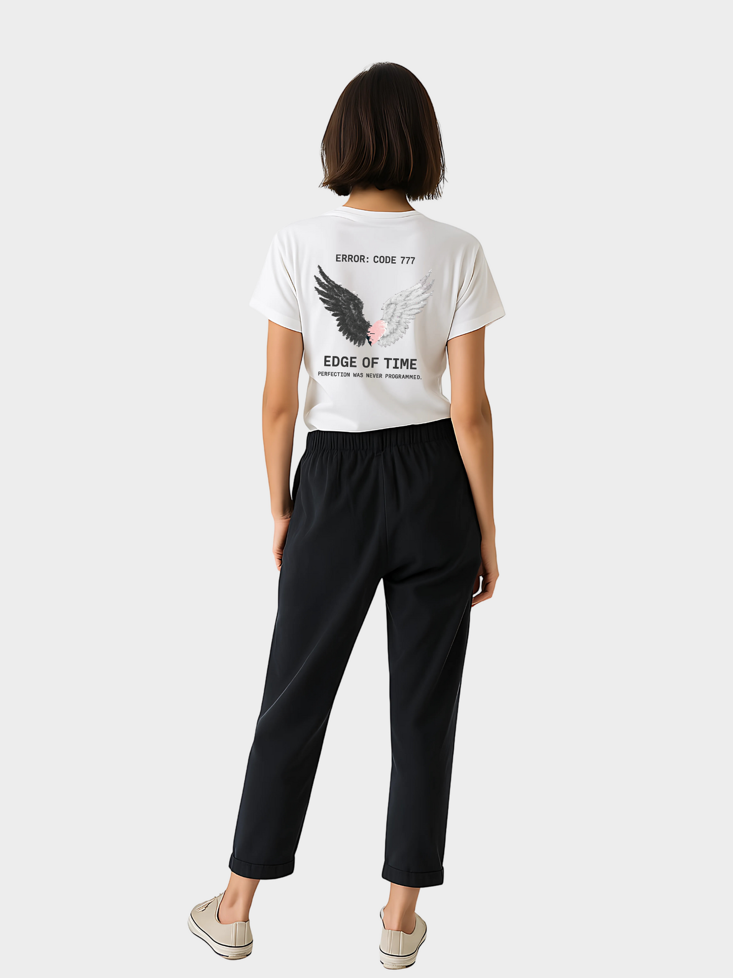 Vyfinity Edge of Time T-Shirt in Weiß, Rückseite. Großes Wing-Design mit schwarzem und weißem Flügel, rosa Herz in der Mitte und Schriftzug „Error: Code 777 – Edge of Time – Perfection was never programmed“. Getragen von Model im Streetwear Look.